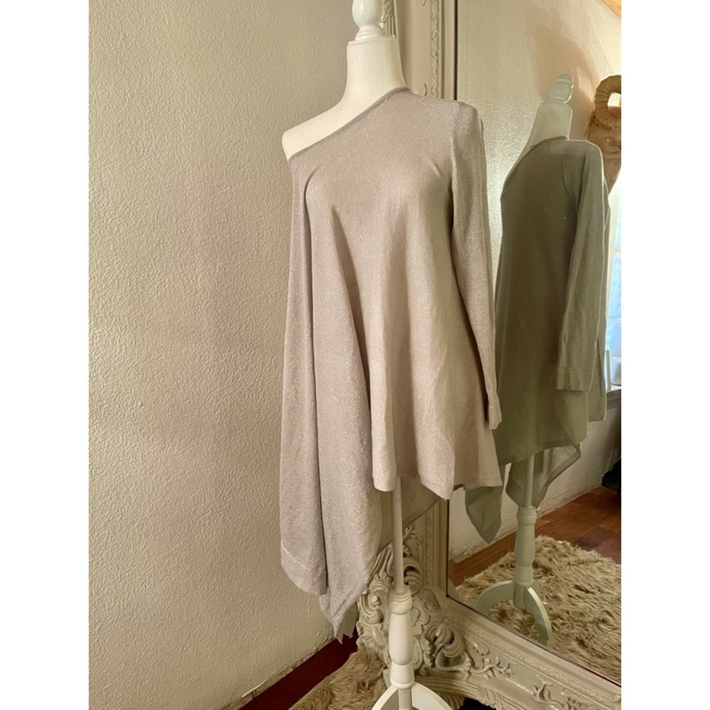 Beautiful One Sleeve/Off Shoulder Top!